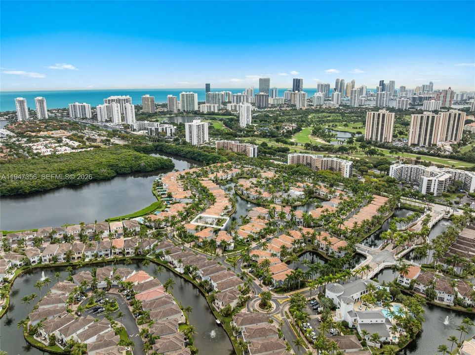 En Venta: $1,899,000 (4 camas, 4 baños, 3176 Pies cuadrados)