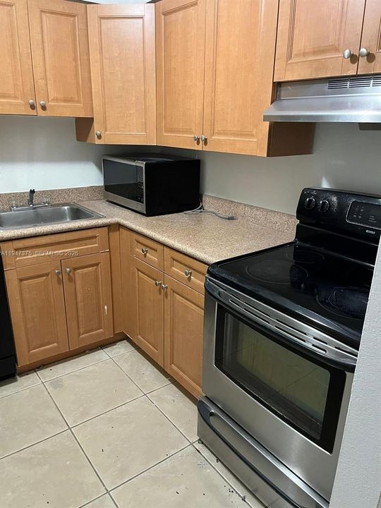 For Sale: $228,000 (1 beds, 1 baths, 810 Square Feet)