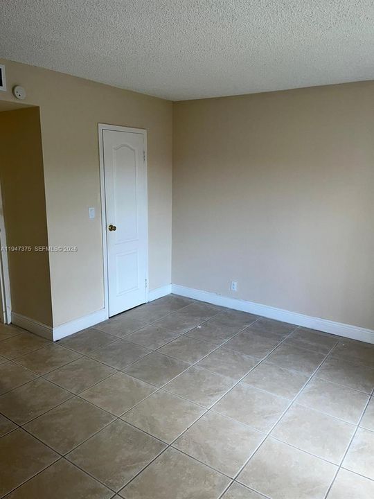 For Sale: $228,000 (1 beds, 1 baths, 810 Square Feet)