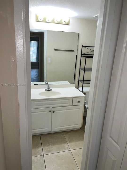 For Sale: $228,000 (1 beds, 1 baths, 810 Square Feet)