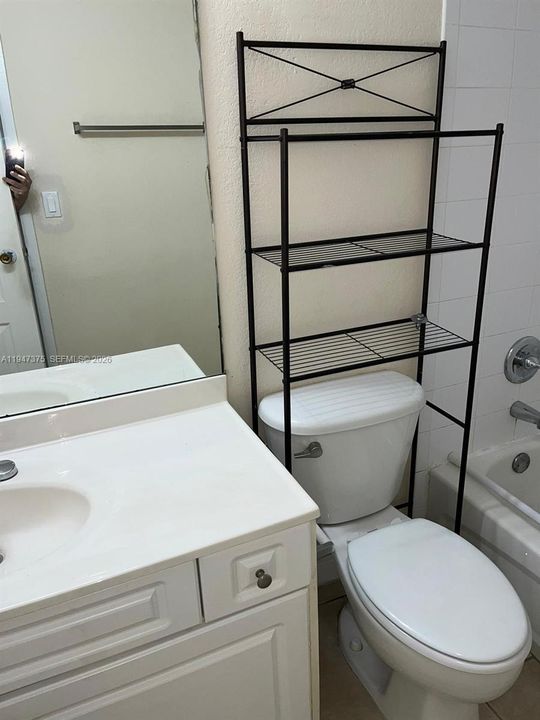 For Sale: $228,000 (1 beds, 1 baths, 810 Square Feet)