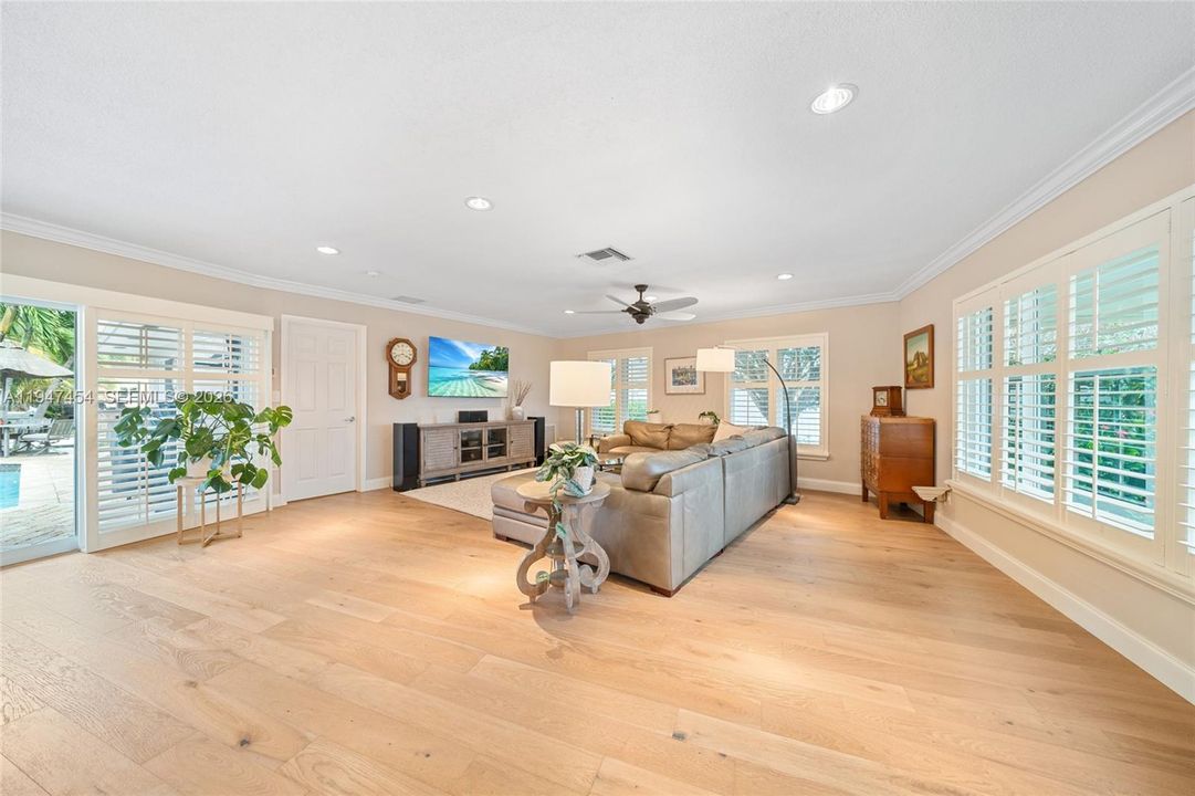 Vendido Recientemente: $1,750,000 (3 camas, 2 baños, 2032 Pies cuadrados)
