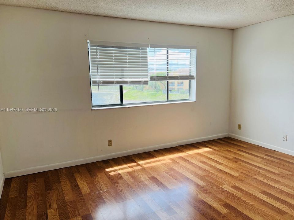 For Sale: $235,000 (2 beds, 2 baths, 1032 Square Feet)