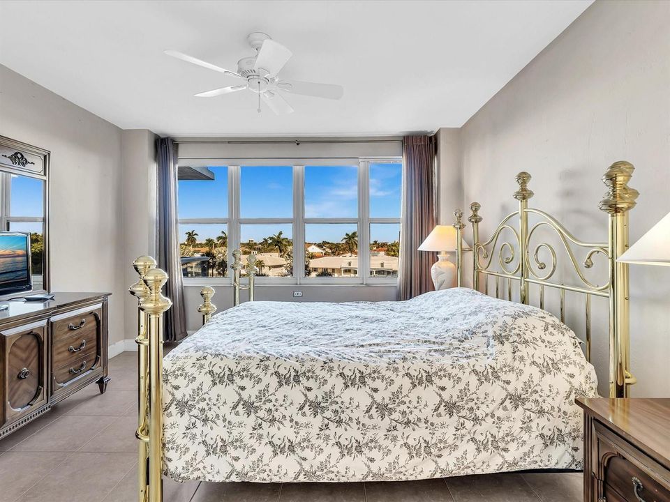 Huge bedroom