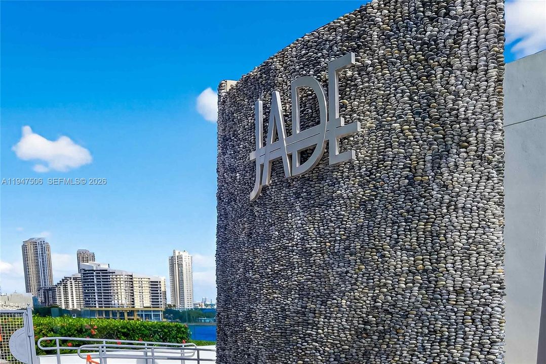 合同活跃: $4,350,000 (4 贝兹, 4 浴室, 3415 平方英尺)