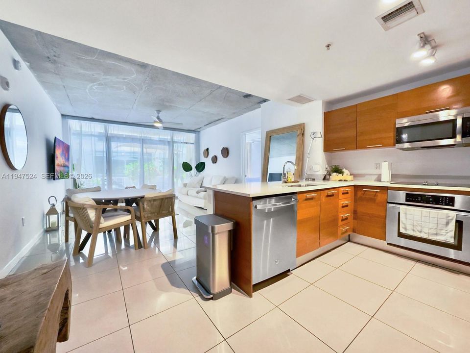 For Sale: $670,000 (2 beds, 2 baths, 1146 Square Feet)