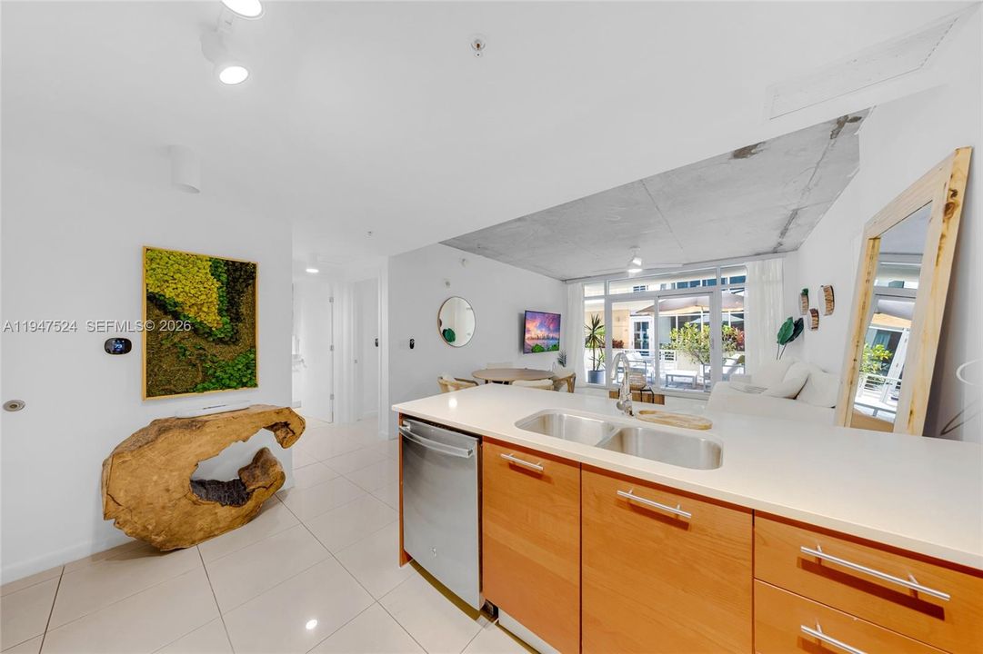 For Sale: $670,000 (2 beds, 2 baths, 1146 Square Feet)