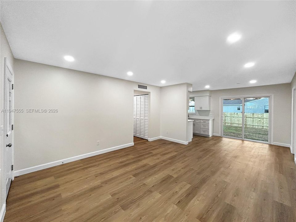 Недавно продано: $319,990 (4 спален, 2 ванн, 1324 Квадратных фут)