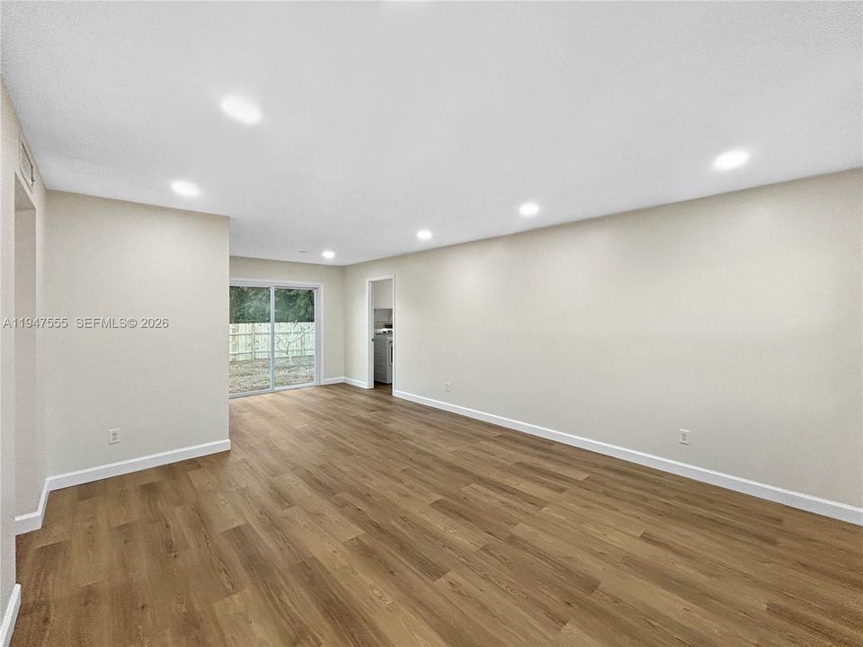 Недавно продано: $319,990 (4 спален, 2 ванн, 1324 Квадратных фут)