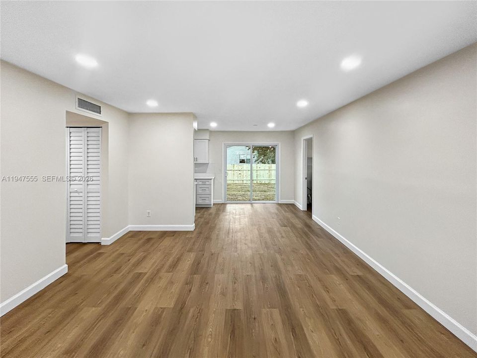 Недавно продано: $319,990 (4 спален, 2 ванн, 1324 Квадратных фут)
