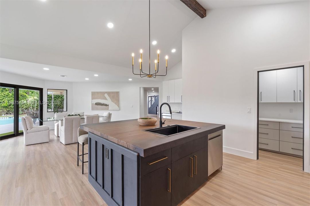For Sale: $2,739,000 (5 beds, 4 baths, 4596 Square Feet)