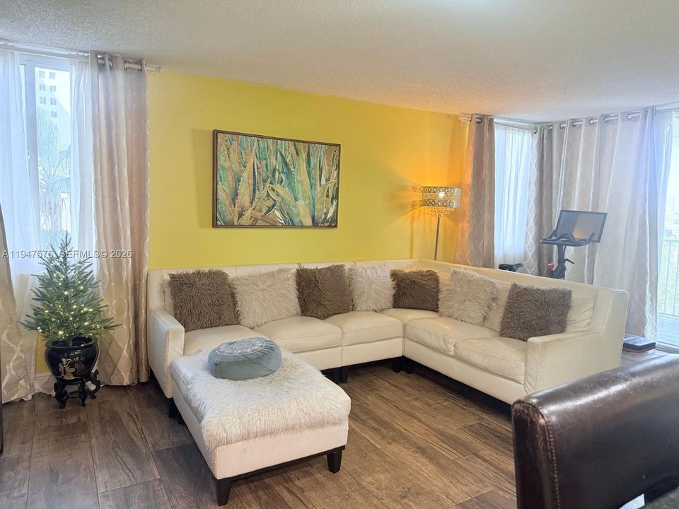 En Venta: $330,000 (2 camas, 2 baños, 914 Pies cuadrados)