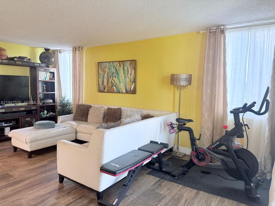 En Venta: $330,000 (2 camas, 2 baños, 914 Pies cuadrados)