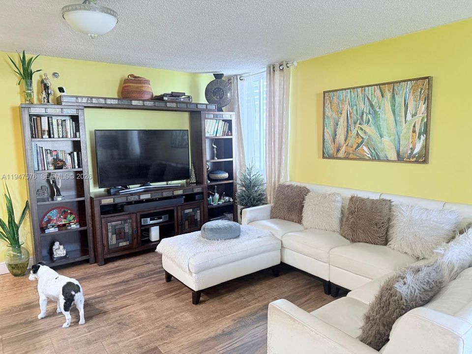 En Venta: $330,000 (2 camas, 2 baños, 914 Pies cuadrados)