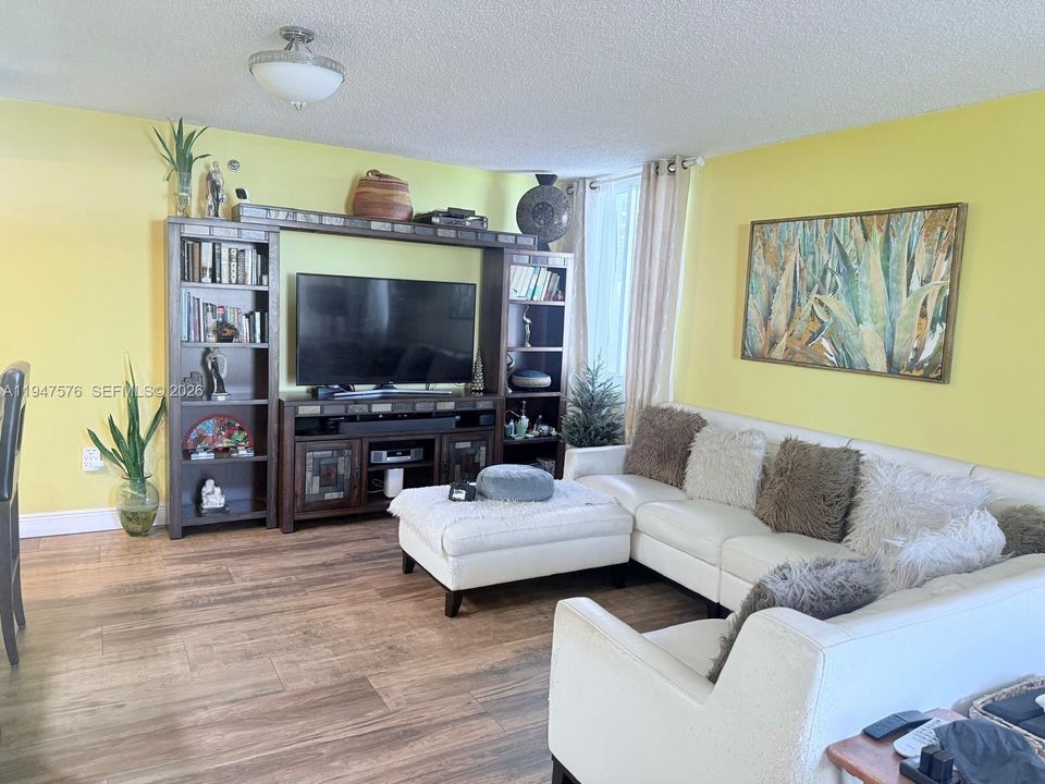 En Venta: $330,000 (2 camas, 2 baños, 914 Pies cuadrados)