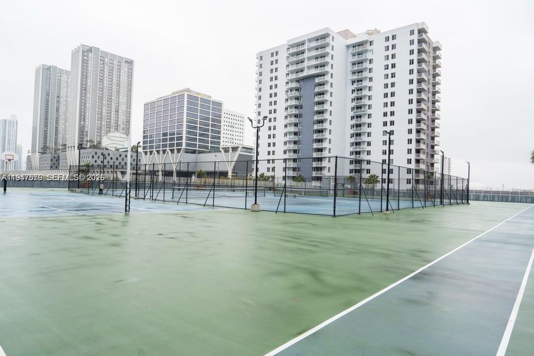 En Venta: $330,000 (2 camas, 2 baños, 914 Pies cuadrados)