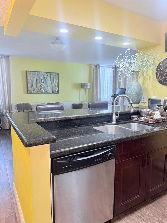 En Venta: $330,000 (2 camas, 2 baños, 914 Pies cuadrados)