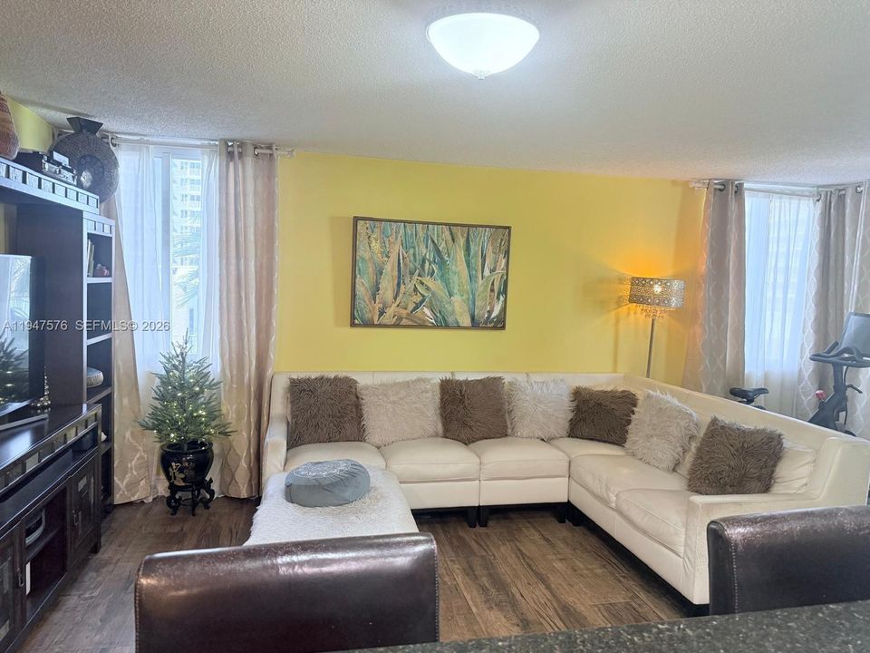 En Venta: $330,000 (2 camas, 2 baños, 914 Pies cuadrados)