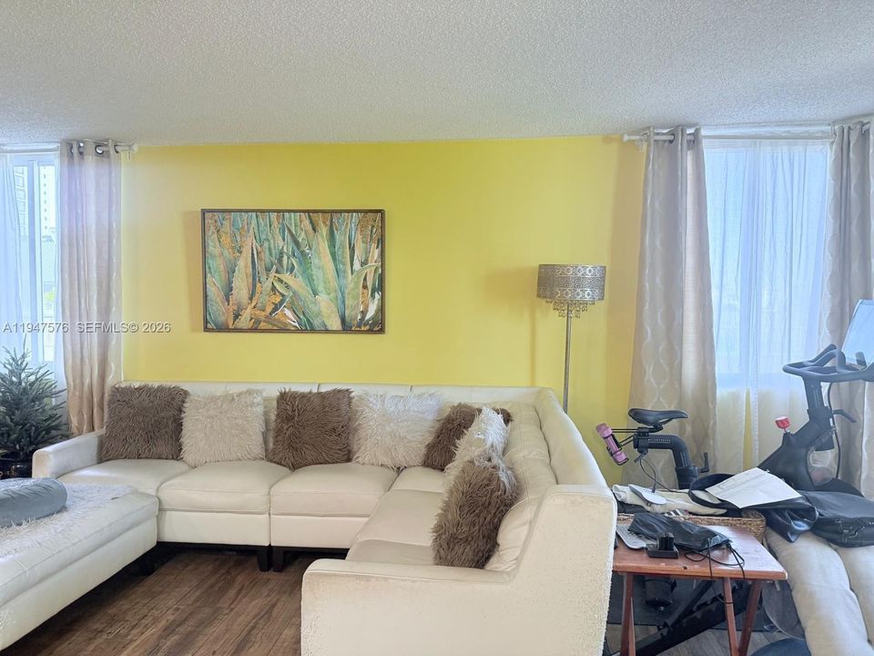 En Venta: $330,000 (2 camas, 2 baños, 914 Pies cuadrados)