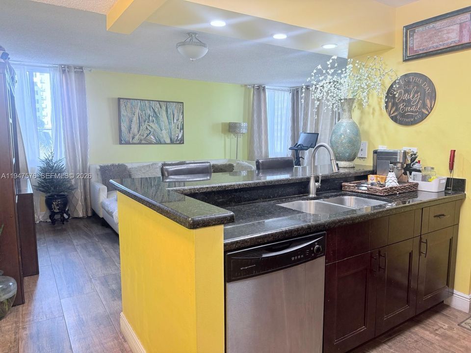 En Venta: $330,000 (2 camas, 2 baños, 914 Pies cuadrados)