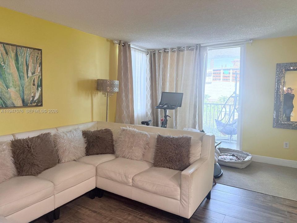 En Venta: $330,000 (2 camas, 2 baños, 914 Pies cuadrados)