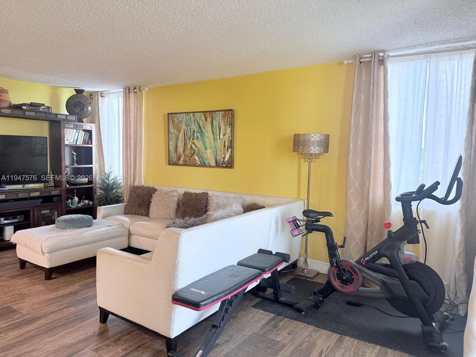 En Venta: $330,000 (2 camas, 2 baños, 914 Pies cuadrados)