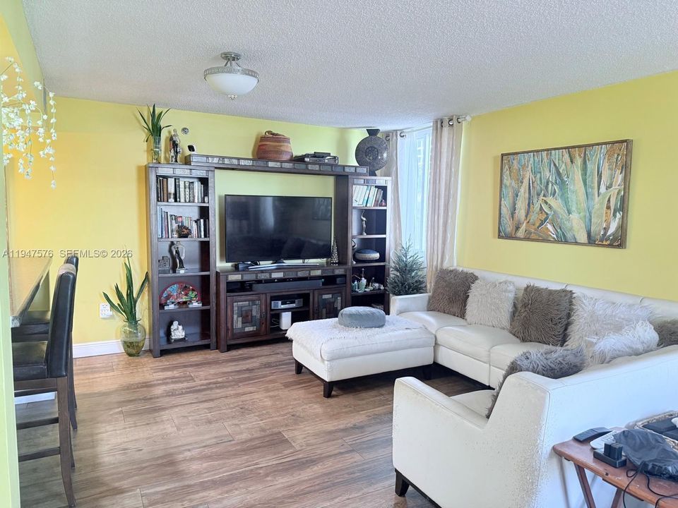 En Venta: $330,000 (2 camas, 2 baños, 914 Pies cuadrados)