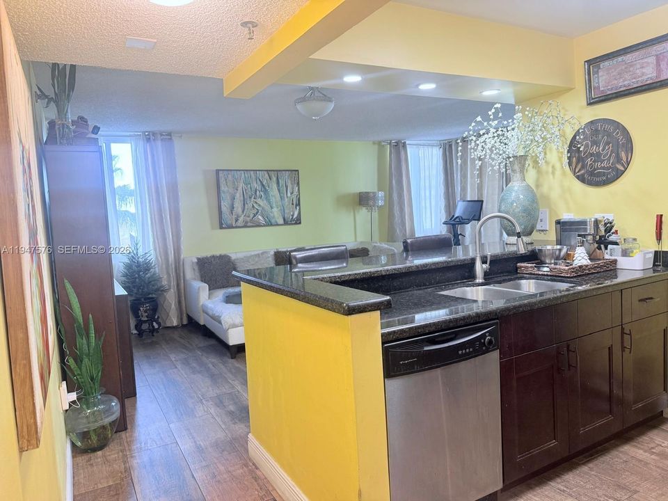 En Venta: $330,000 (2 camas, 2 baños, 914 Pies cuadrados)