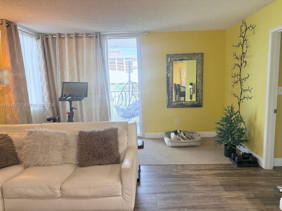 En Venta: $330,000 (2 camas, 2 baños, 914 Pies cuadrados)