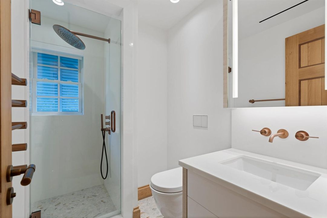 Guest Wing Bath 2