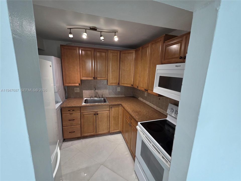 Activo con contrato: $2,400 (2 camas, 2 baños, 845 Pies cuadrados)