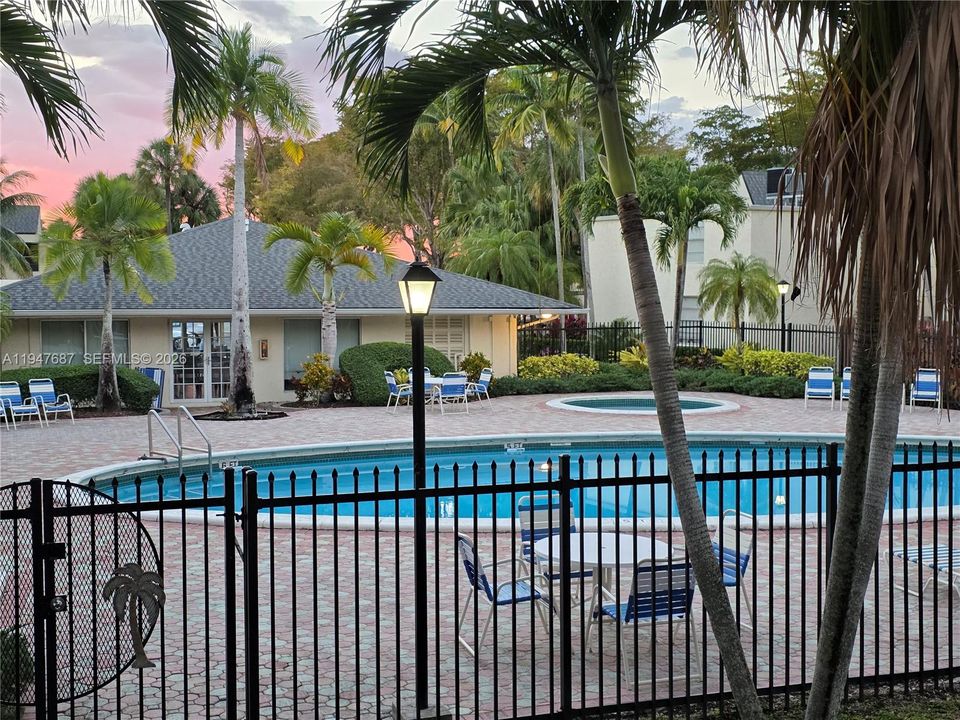 Activo con contrato: $2,400 (2 camas, 2 baños, 845 Pies cuadrados)