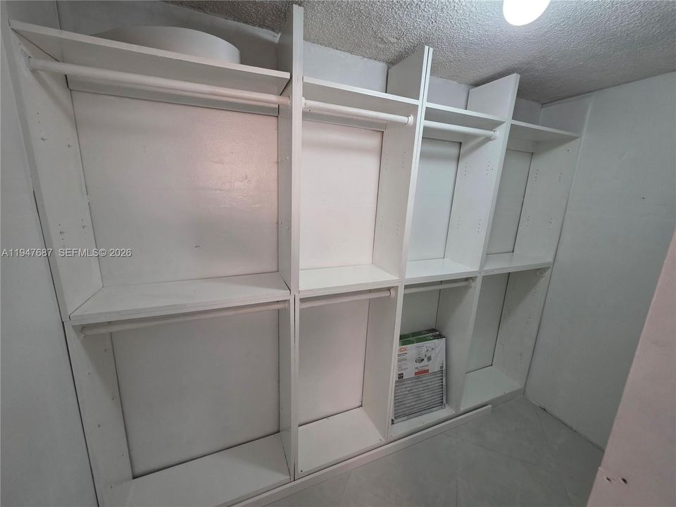 Activo con contrato: $2,400 (2 camas, 2 baños, 845 Pies cuadrados)