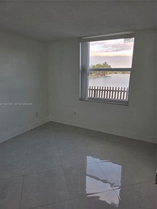 Activo con contrato: $2,400 (2 camas, 2 baños, 845 Pies cuadrados)