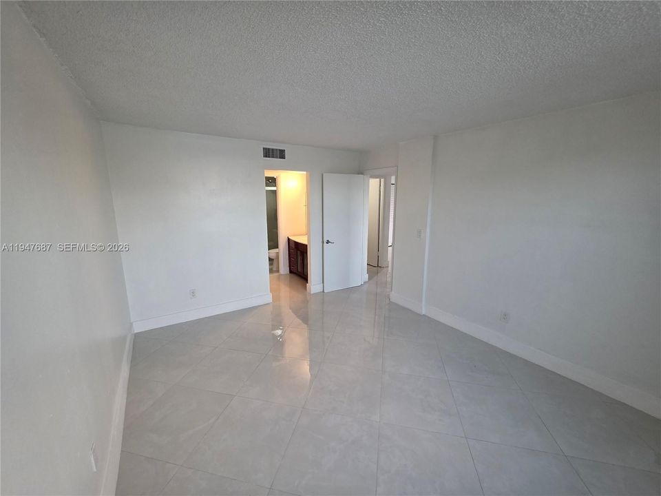 Activo con contrato: $2,400 (2 camas, 2 baños, 845 Pies cuadrados)