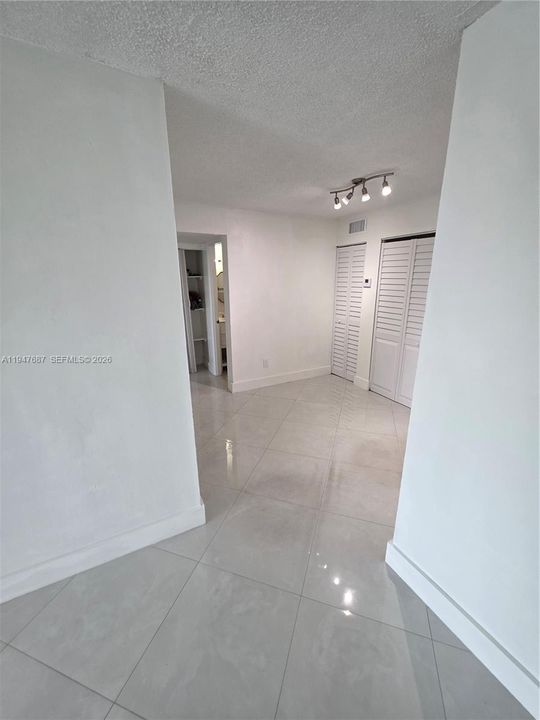 Activo con contrato: $2,400 (2 camas, 2 baños, 845 Pies cuadrados)