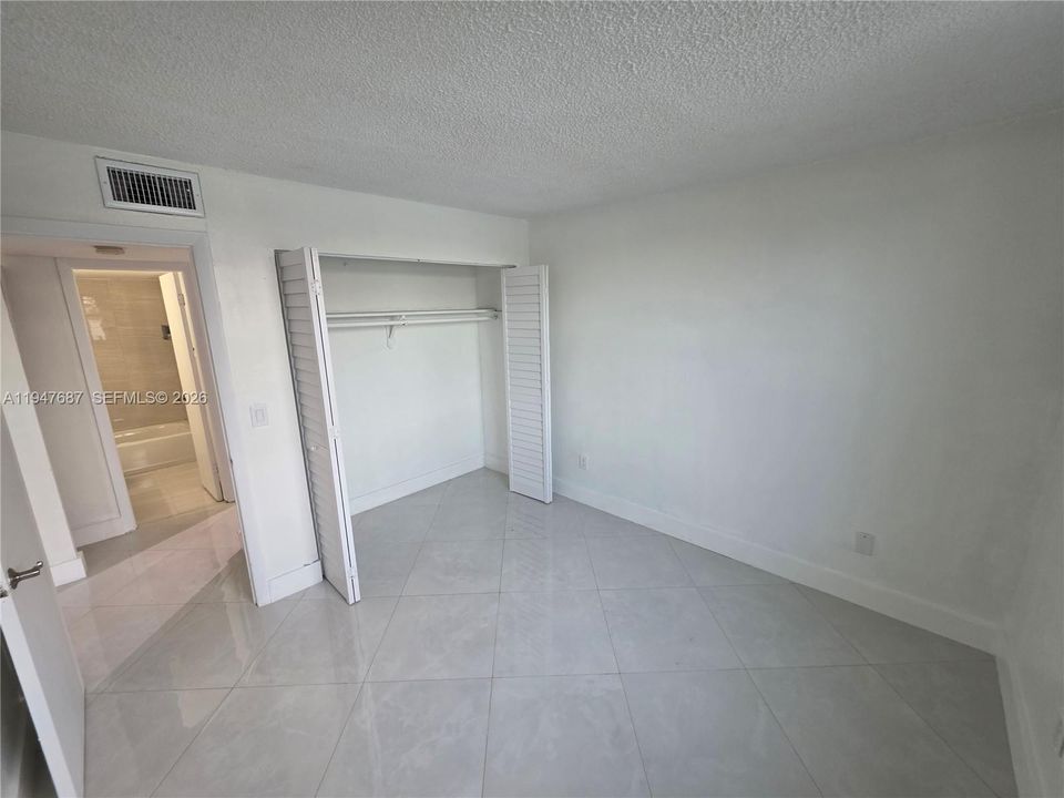 Activo con contrato: $2,400 (2 camas, 2 baños, 845 Pies cuadrados)