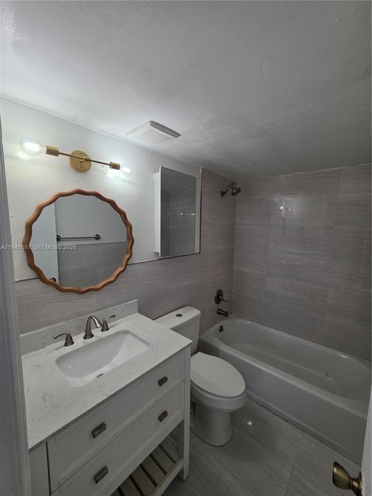 Activo con contrato: $2,400 (2 camas, 2 baños, 845 Pies cuadrados)