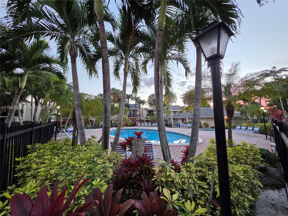 Activo con contrato: $2,400 (2 camas, 2 baños, 845 Pies cuadrados)