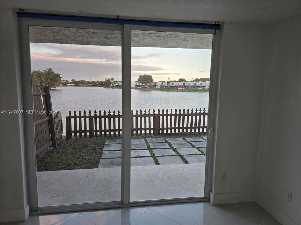 Activo con contrato: $2,400 (2 camas, 2 baños, 845 Pies cuadrados)