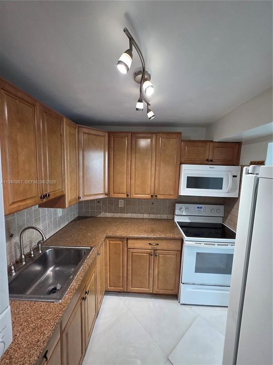 Activo con contrato: $2,400 (2 camas, 2 baños, 845 Pies cuadrados)