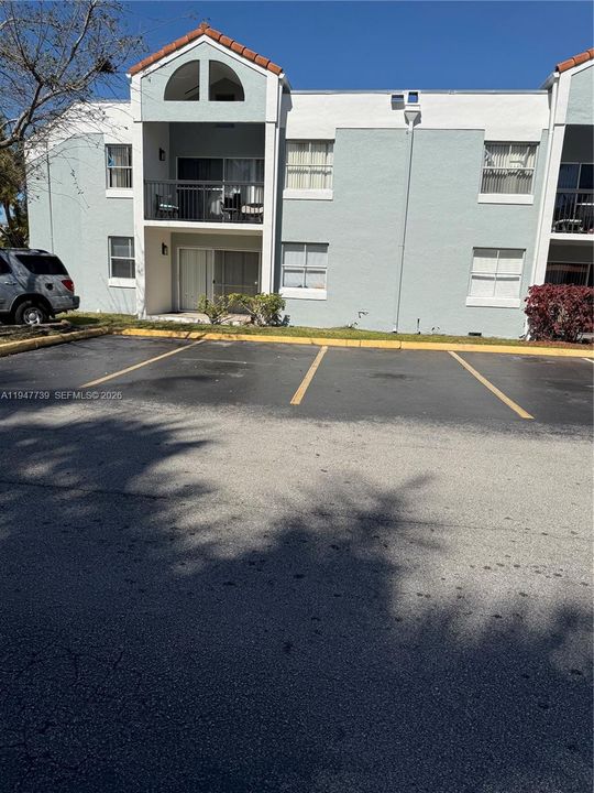 Activo con contrato: $2,225 (2 camas, 2 baños, 1090 Pies cuadrados)