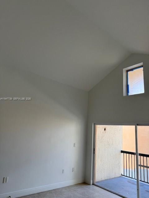 Activo con contrato: $2,225 (2 camas, 2 baños, 1090 Pies cuadrados)