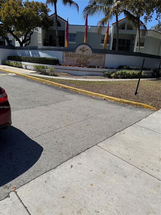 Activo con contrato: $2,225 (2 camas, 2 baños, 1090 Pies cuadrados)