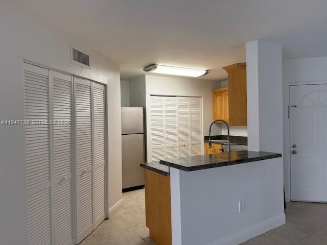 Activo con contrato: $2,225 (2 camas, 2 baños, 1090 Pies cuadrados)