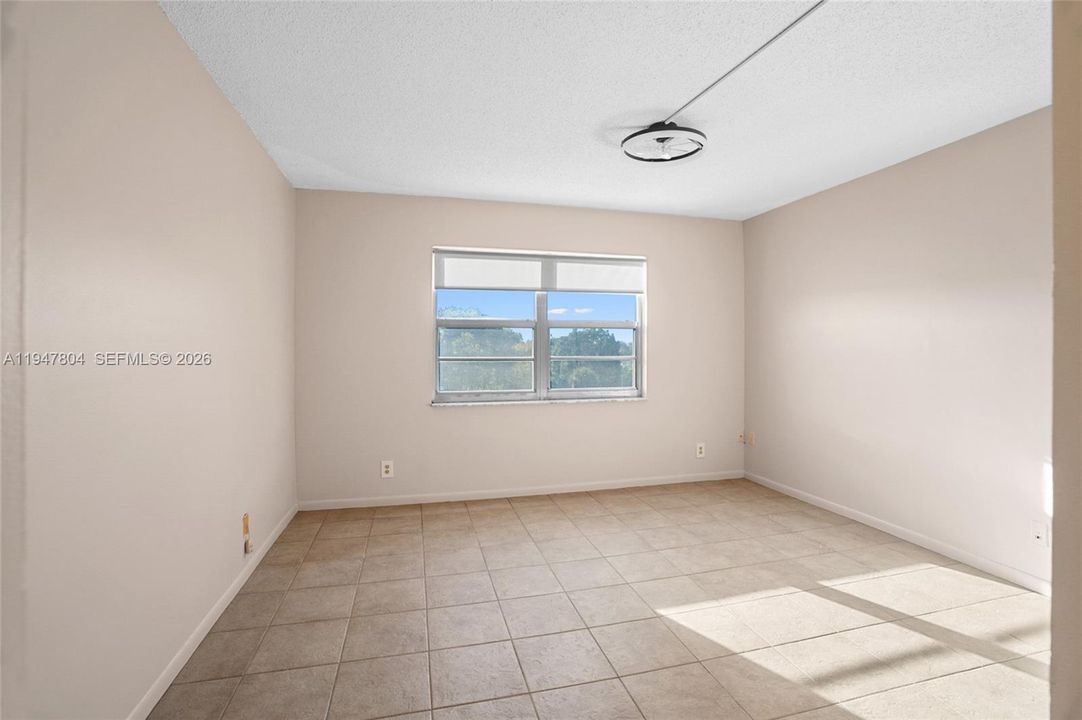 For Sale: $179,000 (2 beds, 2 baths, 990 Square Feet)
