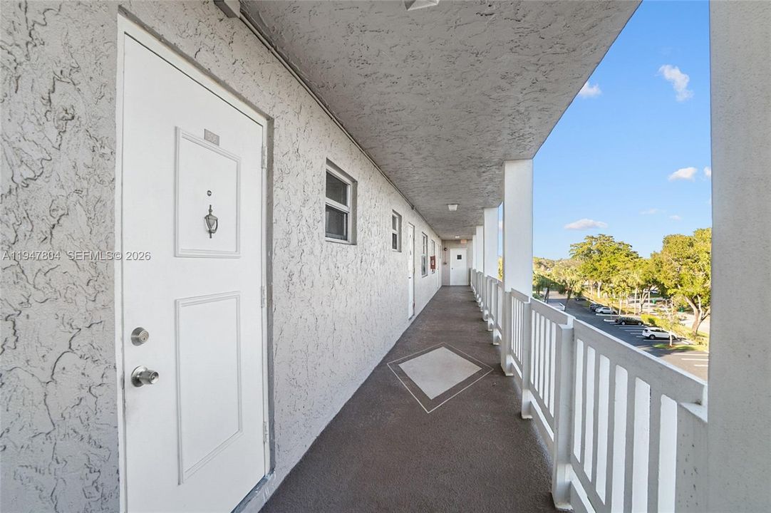 For Sale: $179,000 (2 beds, 2 baths, 990 Square Feet)