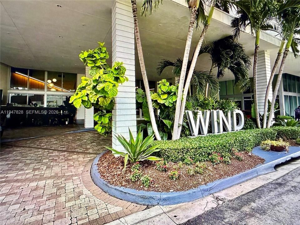 For Sale: $379,900 (1 beds, 1 baths, 704 Square Feet)