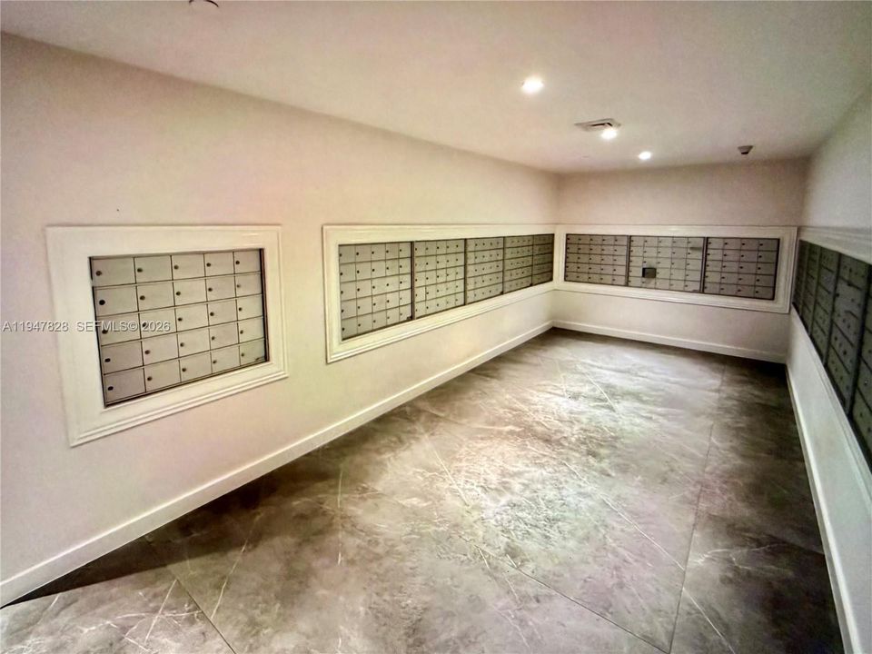 For Sale: $379,900 (1 beds, 1 baths, 704 Square Feet)