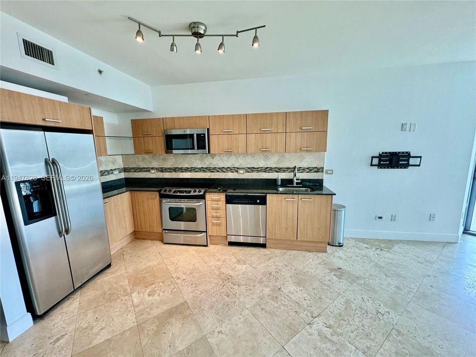 For Sale: $379,900 (1 beds, 1 baths, 704 Square Feet)